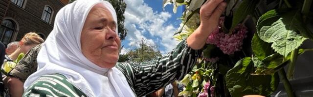 Sarajlije se oprostile od 10 žrtava srebreničkog genocida, kamion s tabutima krenuo ka Potočarima