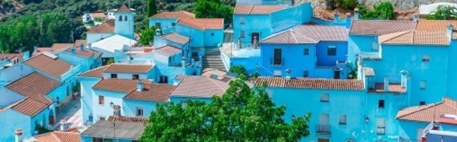 Ako niste znali, dom malih plavih stvarno postoji: Svake godine ovo mesto preplavljeno je turistima širom sveta (FOTO)