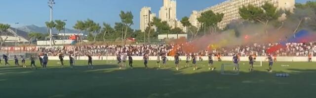 PESMA I BAKLJADA ZA GATUZA Hiljade navijača došlo na trening Hajduka (VIDEO)