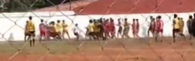 Fudbaler umro tokom tuče igrača na meču (VIDEO)