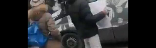 Očevici incidenta sa kombijem: "Iznenada je dodao gas i podigao dečka na haubu!"