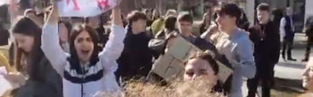 Govorili su mu da je lud, a sada mu se pridružuju u protestima (VIDEO)