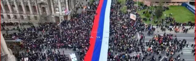 NAJDUŽA TROBOJKA IKADA - POČEO SVENARODNI SKUP: Defile zastava i omladina na čelu, orilo se "Aco, Srbine" i "Kosovo je srce Srbije" (VIDEO)