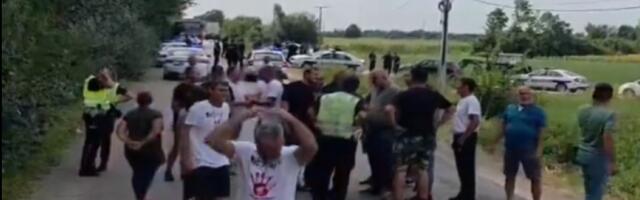 Počela i policija da blokira puteve... (VIDEO)