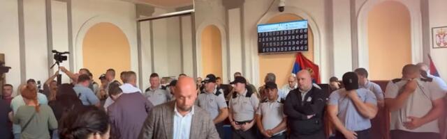 Tenzije u Skupštini Zaječara: Bačena dimna bomba (FOTO)