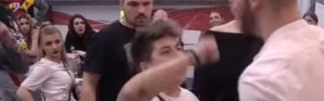 (VIDEO) SAD ĆU DA TE UDAVIM KAO PETLA! Neviđena ženska TUČA u rijalitiju - Matora SKOČILA PREKO STOLA i napala NJU!