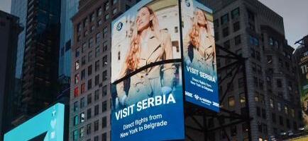 Srpska glumica osvanula na bilbordu usred Njujorka: Prolaznici oduševljeno gledali, a evo o čemu je reč (VIDEO)