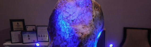 NA ŠRI LANKI IZLOŽEN NAJVEĆI ZVEZDASTI SAFIR NA SVETU: Njegova vrednost procenjuje se na najmanje 300 miliona dolara