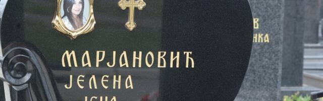 Dvoje ljudi na grobu, Zoran Marjanović nije došao: Scene sa groblja u Borči na desetogodišnjicu ubistva Jelene Marjanović (FOTO)