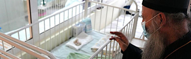 SUSRET KOJI SE NE ZABORAVLJA - DECA U BOLNIČKIM SOBAMA DOBILA NEOČEKIVANOG GOSTA: Ono što je patrijarh Porfirije uradio mnoge je dirnulo (FOTO)