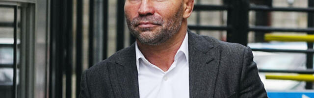 ČUVENA SVETSKA ZVEZDA PREŠLA U PRAVOSLAVLJE: Objave Konora Mekgregora sa ruskim sveštenikom i molitva pred Bogorodicom podigle buru širom sveta