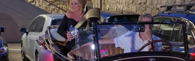 ĆANA ULETELA NA KONCERT U OLTAJMERU! Publika na Tašmajdanu poludela, pevačica zapevala iz automobila svoj hit: Pogledajte neviđenu scenu (VIDEO)