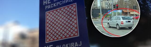 Policija se parkirala na semaforu i nikom ništa (FOTO)