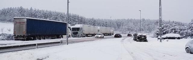 Zbog snega otežan saobraćaj (VIDEO)