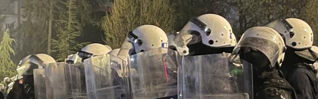 Sve veći broj demonstranata, ali i policije ispred Pionirskog parka (VIDEO)