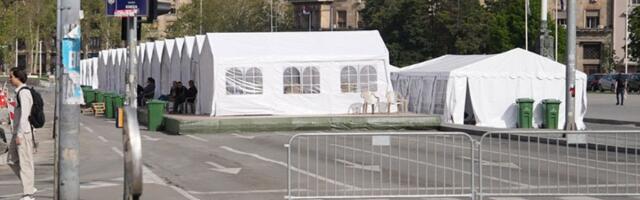 Ekipu TV Insajder GAĐALI JAJIMA tokom snimanja pored Ćacilenda