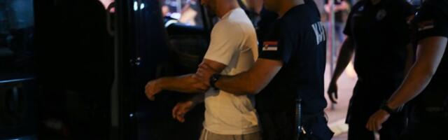 "Ne štitimo njih, NEGO PROSTORIJE": Policajac ovo priznao Nišliji, bez odgovora imaju li SNS-ovci motke (VIDEO)