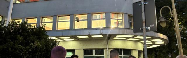 Građani protestovali ispred Skupštine Niša i tražili ostavku gradonačelnika, on ih gledao sa prozora