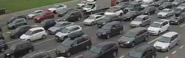 Totalni kolaps na granicama: Vozila satima u koloni (FOTO)