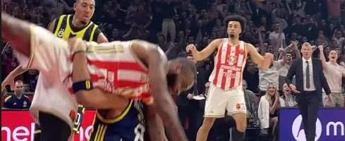 U ARENI ZA DLAKU IZBEGNUTA HOROR SCENA! Zvezdinog heroja spasio košarkaš Fenerbahčea, pogledajte šta se dogodilo