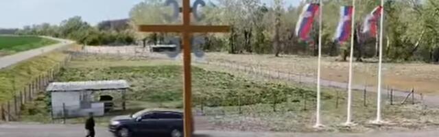 POSTAVLJEN OGROMAN KRST U BATROVCIMA: Impozantno obeležje od 12 metara ponosno stoji uz državne zastave, prizor koji oduzima dah! (VIDEO)