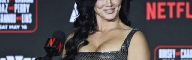 Izbacila ogromne grudi u prvi plan... Muškarci zabalavili kad se pojavila (FOTO)