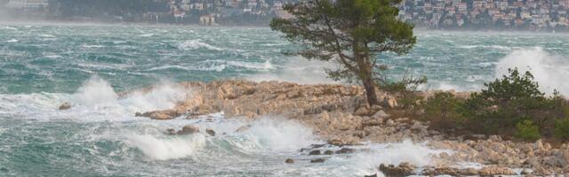 ZABELELO SE I U KOMŠILUKU PRED 1. MAJ: Jak vetar paralisao obalu, napadao SNEG, popaljeni alarmi širom zemlje