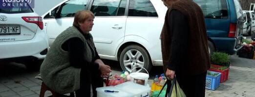 NA PIJACU U GRAČANICI NE DOLAZI SE SAMO U KUPOVINU NEGO I NA RAZGOVOR: Utorkom i petkom uvek dobra prilika za druženje, razgovor i negovanje tradicije (VIDEO)