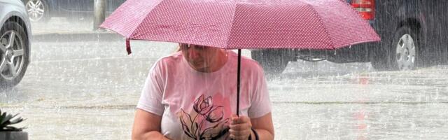 Jako nevreme samo što se nije obrušilo na Beograd! Pljuskovi i grmljavina jure ka prestonici, očekuje se kroz 1 sat