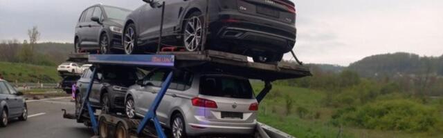 Sa teretnjaka se otkačila prikolica i udarila u zaštitnu ogradu na autoputu Miloš Veliki