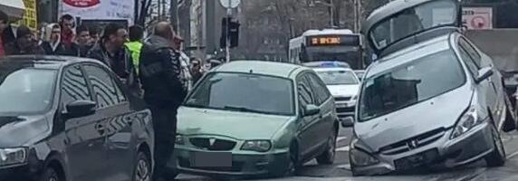 Bizaran incident u centru Kraljeva! Automobil propao u rupu (FOTO)