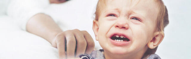 OTAC JE PAO U KOMU U KREVETU, A DVOGODIŠNJAK JE ZAPOMAGAO I POKUŠAVAO DA GA PROBUDI: Potresan snimak iz sobe obišao je svet - svi u neverici zbog onog što je usledilo! (VIDEO)