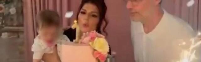 SANJA MALETIĆ ODUVALA SVEĆICU SA ĆERKOM I MUŽEM: Pevačica nikad srećnija - preplavile je emocije! (VIDEO)