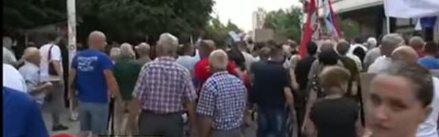 Kontramiting sa uputstvom: 33.000 ljudi „hoće da rade i uče“, ali im treba i skripta za kameru (VIDEO)