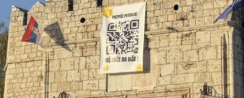 „Kreni-Promeni“ transparentom na niškoj Tvrđavi traži hitne subvencije za filtere protiv zagađenog vazduha