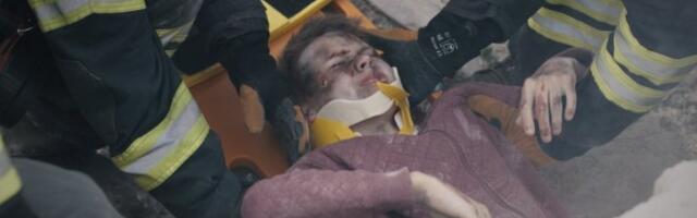 JEZIVA SCENA U KAFANI: Gosti sedeli i jeli, a onda se POD IZNENADA URUŠIO! Ljudi propali u ambis sa sve stolovima, ima MNOGO POVREĐENIH! (FOTO, VIDEO)