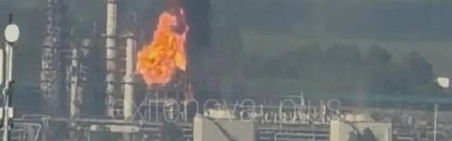 (VIDEO) Dok je Putin u Kini, Ukrajinci mu spaljuju Rusiju! Gori rafinerija Lukoila, dronovi ne prestaju da udaraju - koliko može još Moskva da izdrži?!