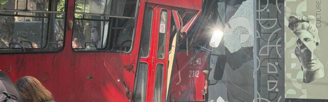 Oglasio se GSP nakon saobraćaјne nezgode u Cara Dušana: Tramvaj izleteo iz šina, povređeno 14 ljudi