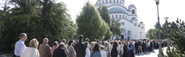 "Masa ladno čeka da vidi Bogorodičin modni detalj": Blokaderka sramno izvređala vernike - o njoj je reč (VIDEO)