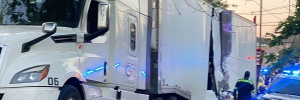 Teretni voz udario šleper pun egzotičnih automobila