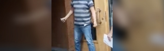 (VIDEO) PANIKA U UKRAJINI - MUŠKARAC PRETI DA ĆE GRANATOM RAZNETI ZGRADU VLADE! Opsadno stanje u Kijevu!