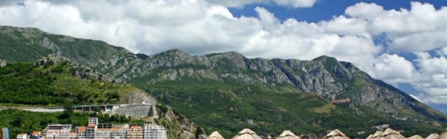 Puca luksuz: Ovako izgleda plaža u Budvi gde su ležaljke 150 evra