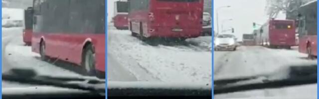 SNS vlast letnjim gumama dočekala sneg u Beogradu (VIDEO)