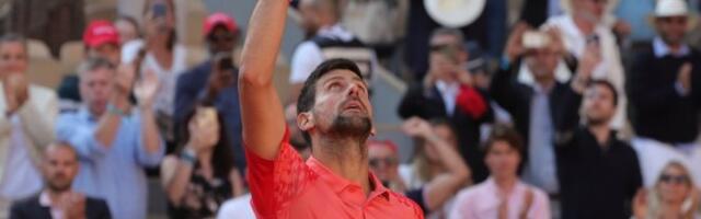 ČIRILICA ULEPŠALA OBJEKTIV NA ROLAN GAROSU! Novak ostavio moćnu poruku, SVI SU ČEKALI OVAJ MOMENAT (FOTO)