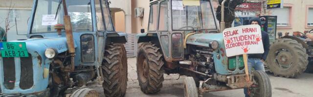 Poljoprivrednici iz Rače traktorima tri sata blokirali put Rača-Topola