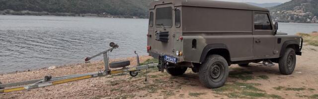 U AUTU KOJI JE SLETEO U JEZERO KOD ČAČKA BILI MUŠKARAC I ŽENA: U toku je pretraga vode, sumnja se da je vozilo potonulo!