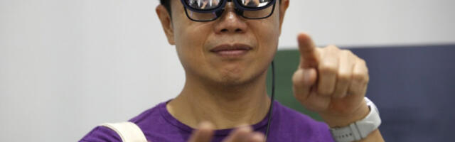 Закерберг тврди да ће паметне наочаре заменити смартфоне