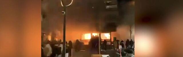 Pravo čudo u Švajcarskoj: Mladić seo sa krstom u ruci dok je bar gutao plamen, vatra ga čudesno zaobišla! (VIDEO)