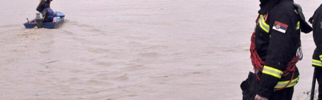 DRAMA KOD JAGODINE, MUŠKARAC UPAO U VELIKU MORAVU: Vatrogasci-spasioci izvukli čoveka koji se umalo udavio!