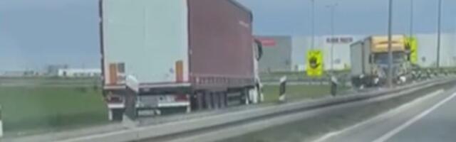 POČELI I PROFESIONALCI DA VOZE KONTRASMEROM: Jeziva scena kod Dobanovaca, usnimljen šleper kako divlja na auto-putu, u susret mu ide DRUGI KAMION (VIDEO)
